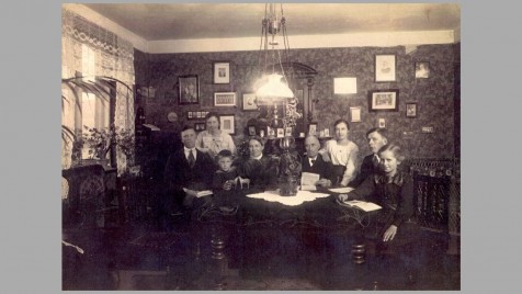 Familien Kolind omkring 1920. Fra venstre: Hans, Gerda, Aksel, Elise, Søren Peder, Mary, Stefan og Esther.