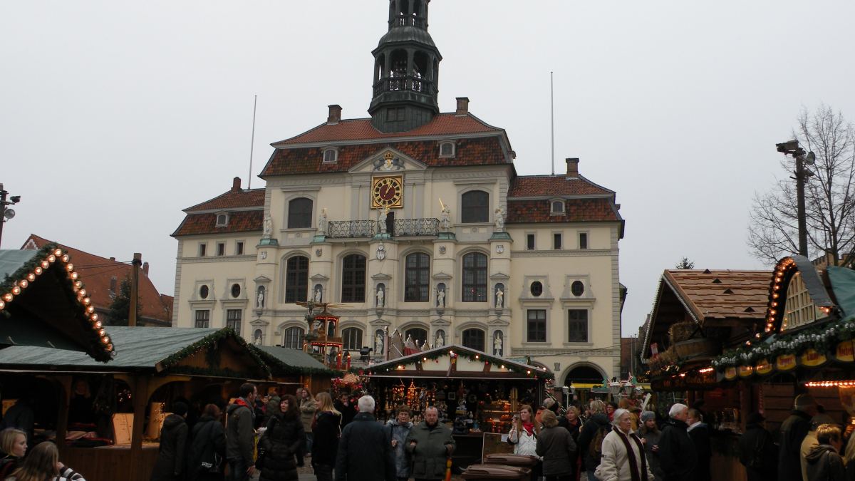 Julemarked foran rådhuset i Lüneburg