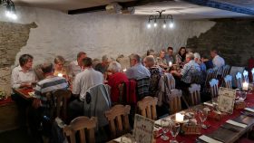 Gruppen spiser på restaurant i den gamle bydel