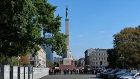 Frihedsmonumentet i Riga på 30 års dagen for menneskekæden