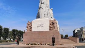 Frihedsmonumentet med æresvagt og blomster i anledning af 30-års dagen