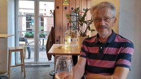 Thorkild nyder et glas Rosé-vin efter en god bytur