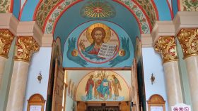 Indgangen med Pantokrator omgivet af to keruber. Derunder Maria og Johannes døber omkring Kristi trone.
