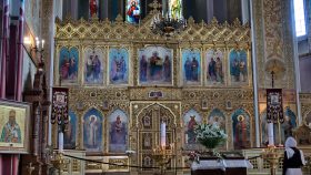 Ikonostasen. Alexander Nevsky ses som kirkens helgen i ikonen nederst til højre.