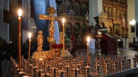 Ortodoks krucifiks med tændte lys.