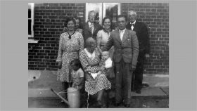 1941 Besøg i Virklund med 4 generationer. Forrest: Benny, Emilie, Birthe. Bagest: Olga, Ida, Johannes, Erna, Juel, Jens Pedersen.