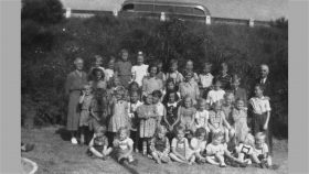 Søndagsskoleudflugt til Allingålyst 1949. Thorkild er nr. 4 i forreste række fra venstre.