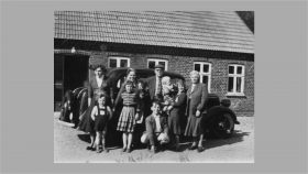 Erna med vi seks børn og Thomas Therp og Emilie Therp (mormor) 1957