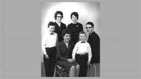Os seks søskende fotograferet i anledning af forældrenes 50 års fødselsdag i 1963.