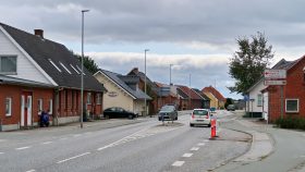 Blik gennem hovedgaden i Garuballe med Silkeborg/Randers landevejen lige gennem byen.