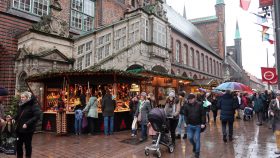 Julemarkedet på gaden foran rådhuset i Lübeck