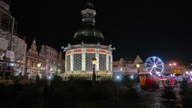 Den gamle vandkunst fra 1600-tallet på torvet i aftenlys