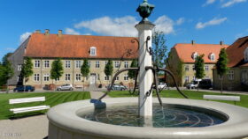 Christiansfeld, brønden på Kirkeladsen og Søstrehuset i baggrunden.